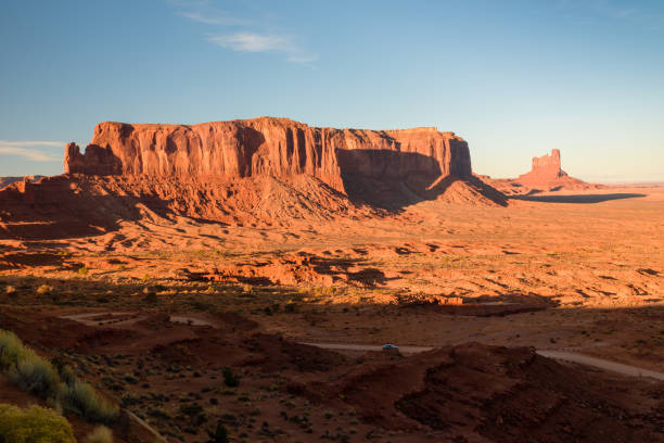 monument valley view in sunset - mitchell butte imagens e fotografias de stock