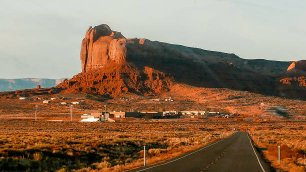 monument valley view in sunset - merrick butte imagens e fotografias de stock