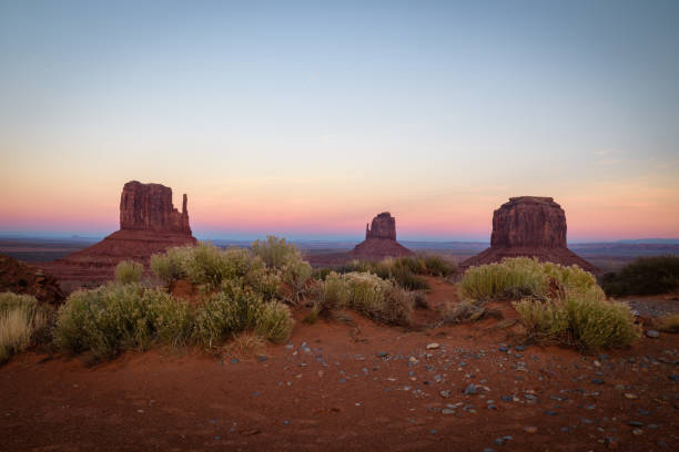 monument valley view in sunset - mitchell butte imagens e fotografias de stock