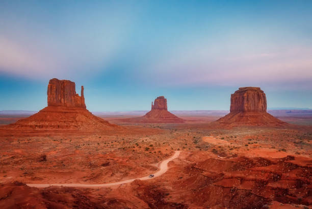 monument valley view in sunset - mitchell butte imagens e fotografias de stock