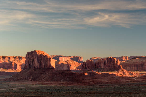 monument valley view bei sonnenuntergang - merrick butte stock-fotos und bilder