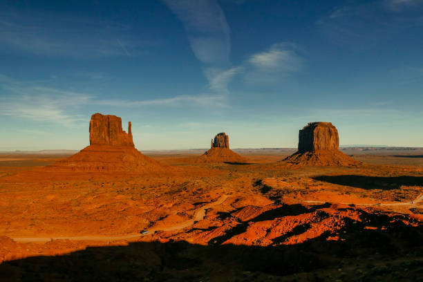 monument valley view in sunset - mitchell butte imagens e fotografias de stock