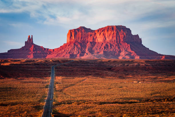 monument valley view in sunset - mitchell butte imagens e fotografias de stock