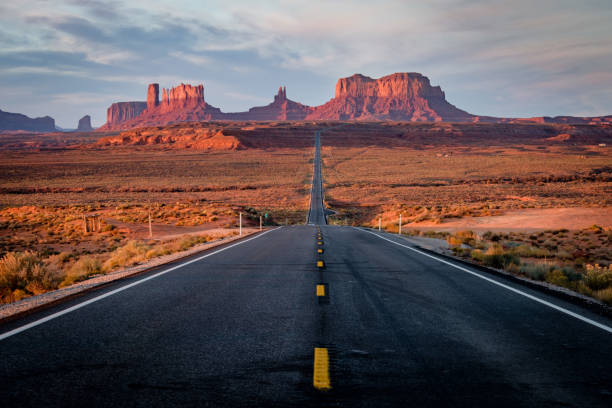 monument valley view al tramonto - arizona desert landscape monument valley foto e immagini stock