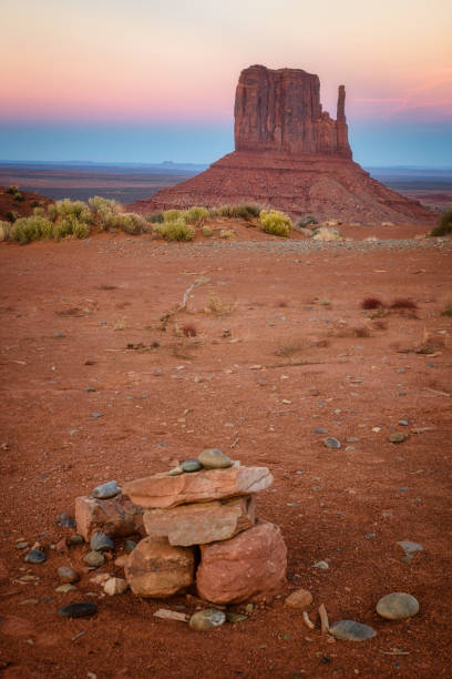 monument valley view in sunset - mitchell butte imagens e fotografias de stock