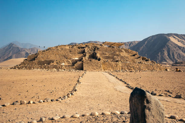 путь к пирамиде в карал - ochoa стоковые фото и изображения