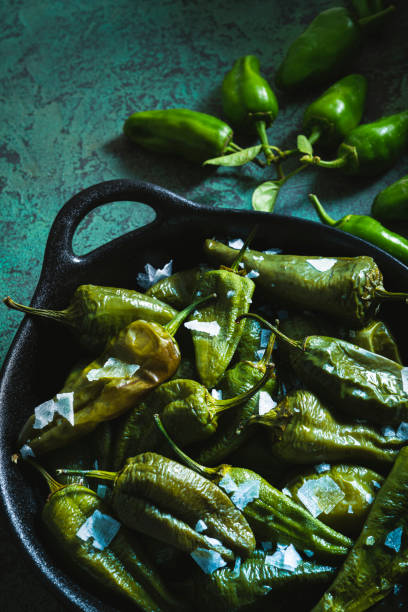 padronové papriky tapas se španělskou chilli papričku - středomořská kuchyně fotky - stock snímky, obrázky a fotky
