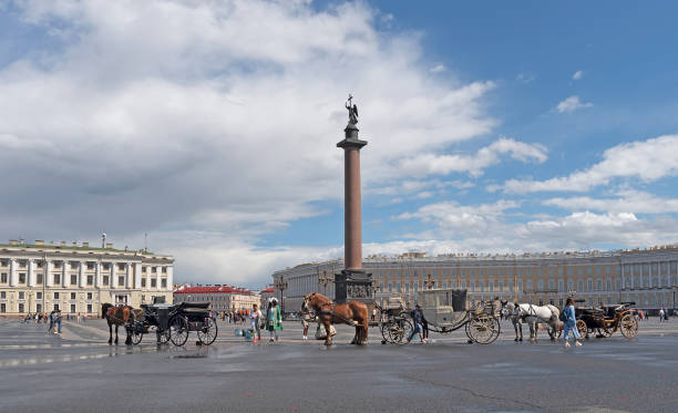 люди ходят по дворцовой площади. санкт-петербург. россия - winter palace st petersburg town square outdoors стоковые фото и изображения