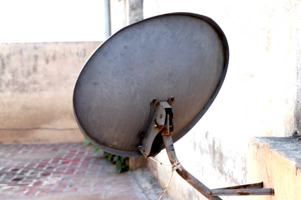 an old rusty television antenna image, satellite dish image - satellite dish television aerial isolated satellite tv imagens e fotografias de stock