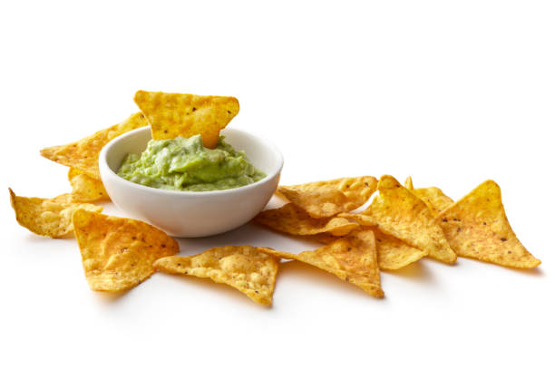 comida texmex: chips de nacho e guacamole isolados em fundo branco - texmex - fotografias e filmes do acervo