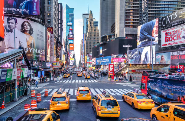 taxi's in times square met 7th avenue, new york city, manhattan - new york city stockfoto's en -beelden