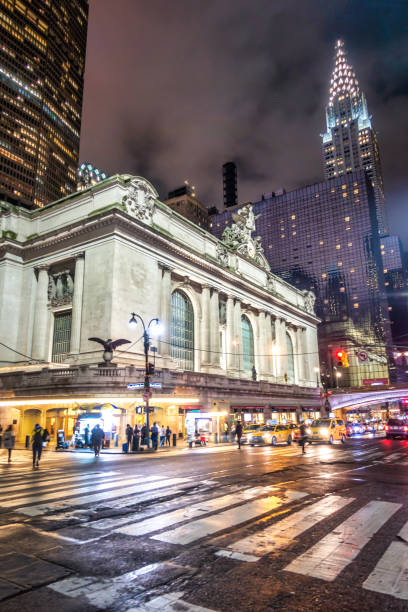 edifício chrysler e grand central terminal em nova york ao anoitecer - chrysler building grand central station built structure midtown manhattan - fotografias e filmes do acervo