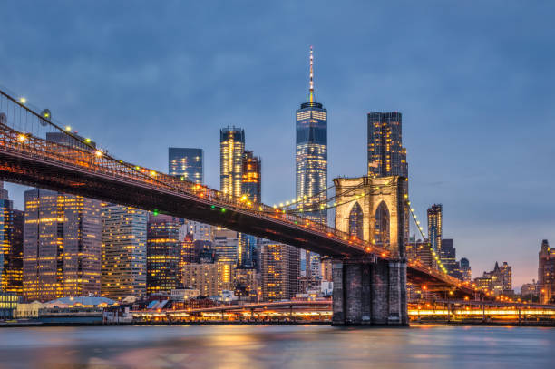 brooklyn bridge und manhattan in der dämmerung. nyc - new york city brooklyn bridge night stock-fotos und bilder