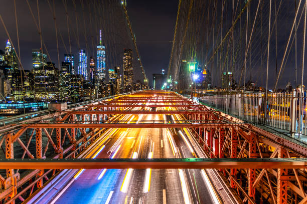 ruch na moście brooklińskim w zmierzchu, manhattan skyline, nowy jork - brooklyn bridge taxi new york city brooklyn zdjęcia i obrazy z banku zdjęć