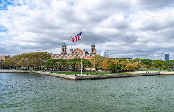 ellis island no porto de nova york - ilha ellis - fotografias e filmes do acervo