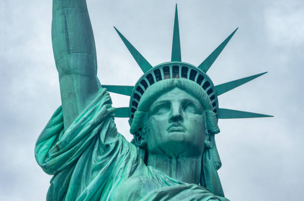 vue avant de la statue de la liberté dans l’île de liberté, new york, etats-unis - statue of liberty usa new freedom photos et images de collection