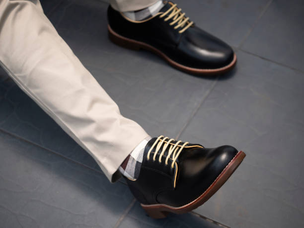 moda uomo con pantaloni e scarpe nere in pelle. - dress shoe foto e immagini stock