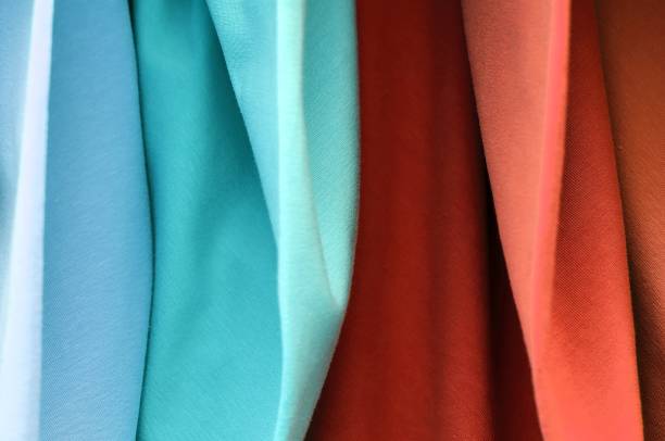 szczegółowy widok z bliska na próbki tkanin i tkanin w różnych kolorach znalezionych na rynku tkanin - blue silk focus on foreground abstract zdjęcia i obrazy z banku zdjęć
