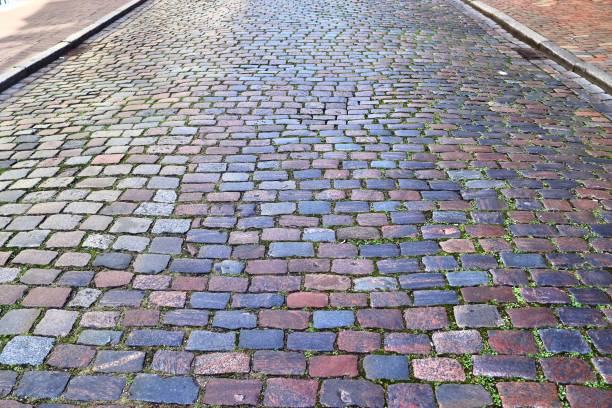 gros plan détaillé sur les vieilles routes et les passerelles pavées historiques - paving stone cobblestone road old photos et images de collection