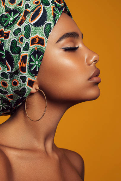 jovem beleza negra com penteado afro - portrait vertical close up female - fotografias e filmes do acervo
