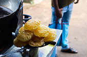 puri-oder-luchi-ein-indischer-snack-der-frisch-gebraten-wird-und-zum-verkauf-angeboten-wird.jpg?b=1&s=170x170&k=20&c=2W1lqS5VoVYRAHQJGWlm-8DI9GoRFMim4fuuhmEN4Dg=