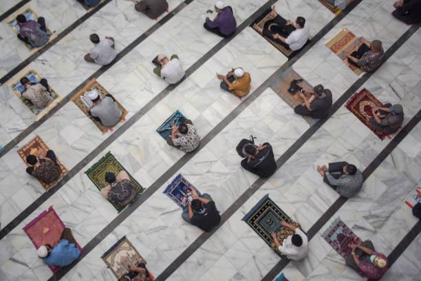 pray in mosque - islam praying mosque ramadan imagens e fotografias de stock