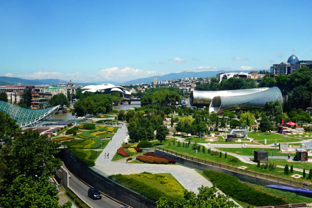 vista dall'alto sulla città di tbilisi, georgia. - mtkvari foto e immagini stock