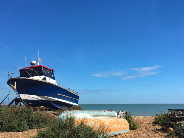 barcos na praia - deal kent - fotografias e filmes do acervo