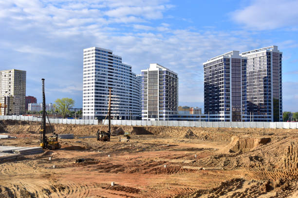 plac budowy z maszynami do głębokiego układania fundamentów. wibracyjny młot hydrauliczny. - mining drill geotechnical borehole zdjęcia i obrazy z banku zdjęć