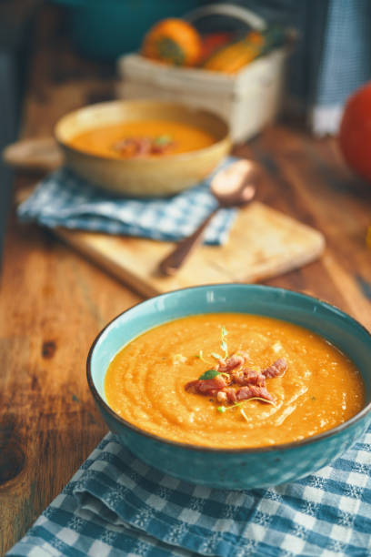 comfort food zupa dyniowa z pieczonym boczkiem - soup pumpkin soup vegetarian food food zdjęcia i obrazy z banku zdjęć