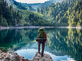 tourist-mit-rucksack-am-bergsee-hintergrund.jpg?b=1&s=170x170&k=20&c=ev49mpGXV_1tIHaRovISNfw5zLyCl2tbseKL3RLQvgE=