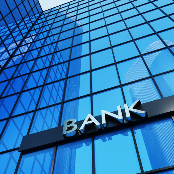 señal bancaria en un moderno edificio de vidrio. renderizado 3d. - banco edificio financiero fotografías e imágenes de stock