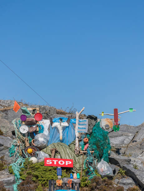 protest gegen plastikverschmutzung bei runde - garbage dump vertical outdoors nobody stock-fotos und bilder