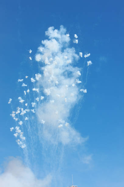 firework smoke - clear sky flash imagens e fotografias de stock