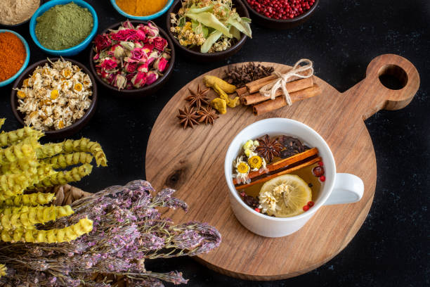 gran variedad de hojas de té seco multicolor y flores en la mesa. - tea tea leaves jasmine tea leaf fotografías e imágenes de stock