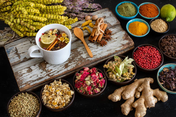 grande varietà di foglie di tè essiccate multicolore e fiori sul tavolo. - herbal tea foto e immagini stock