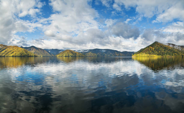 reflexão na água das montanhas e do céu. o fluxo calmo do rio yenisei na sibéria. vista de outono. - siberia river nature photograph - fotografias e filmes do acervo