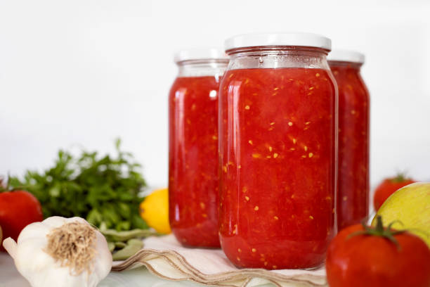 tomatensauce in dosen, zu hause zubereitet. ernte für den winter. - rustic domestic kitchen canning vegetable stock-fotos und bilder