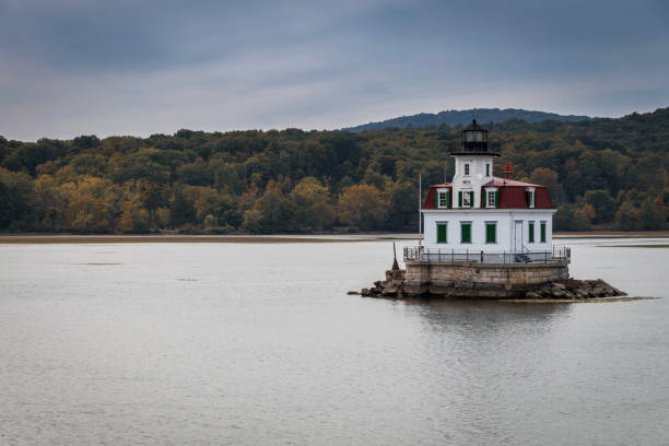 esopus meadows lighthouse on the hudson river, esopus, ny, a principios de otoño - york harbor fotografías e imágenes de stock
