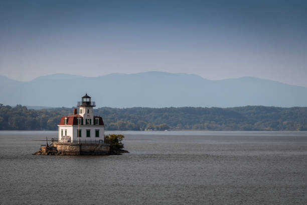 latarnia morska esopus meadows na rzece hudson, esopus, ny, wczesną jesienią - york harbor zdjęcia i obrazy z banku zdjęć