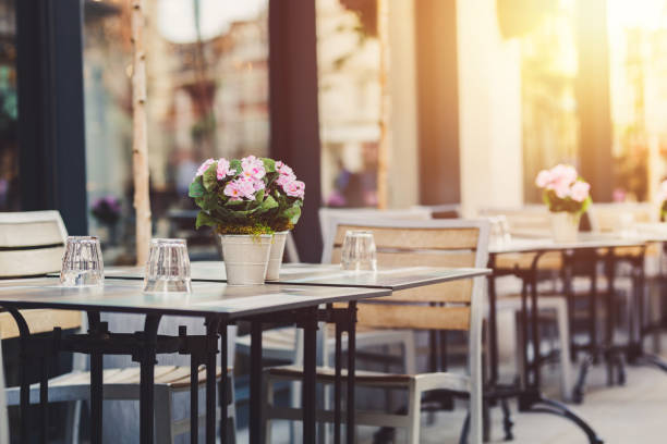 ロンドンのインディーズとヒップスタースタイルのテーブルと椅子付きの空のコーヒーとレストラン��のテラス - cafe coffee shop sidewalk cafe menu ストックフォトと画像