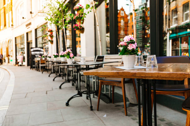 leere kaffee- und restaurantterrasse mit tischen und stühlen im london-indie- und hipster-stil - sidewalk cafe stock-fotos und bilder