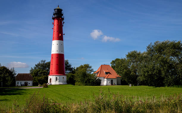 lighthouse with little house on pellworm - pellworm photos et images de collection