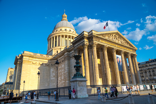 Exterior view of the Pantheon de Paris. This 18th century building, built in neoclassical style, houses the mortal remains of some of the most important figures in France, such as Victor Hugo, Emile Zola, Pierre and Marie Curie, Simone Veil, Rousseau and Voltaire, among others.
