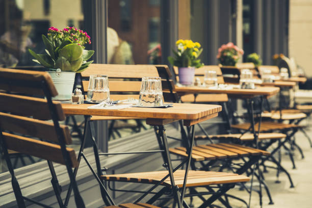 ロンドンのインディーズとヒップスタースタイルのテーブルと椅子付きの空のコーヒーとレストランのテラス - cafe coffee shop sidewalk cafe menu ストックフォトと画像