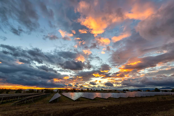 ciel coloré - dramatic sky dusk night sustainable resources photos et images de collection