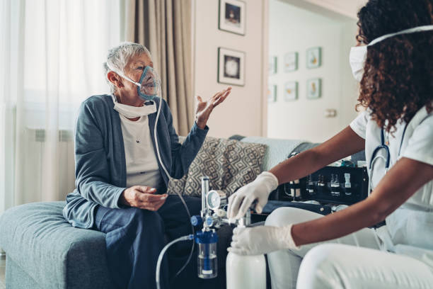 Elderly woman needing breading device Doctor gives oxygen to an old woman oxygen photos stock pictures, royalty-free photos & images