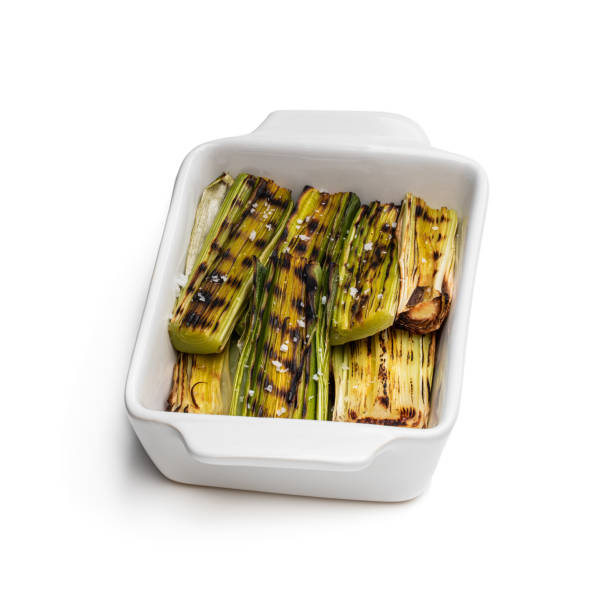 grilled baby leeks in clay bowl isolated on white - fine dining grilled spring onion healthy lifestyle imagens e fotografias de stock