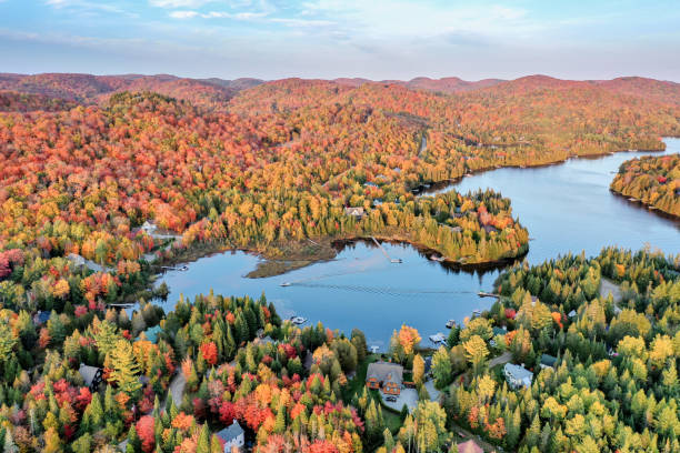 カナダ・ケベック州サンセットでの秋のローレンティアンの風景の空中写真 - laurentian moutains ストックフォトと画像