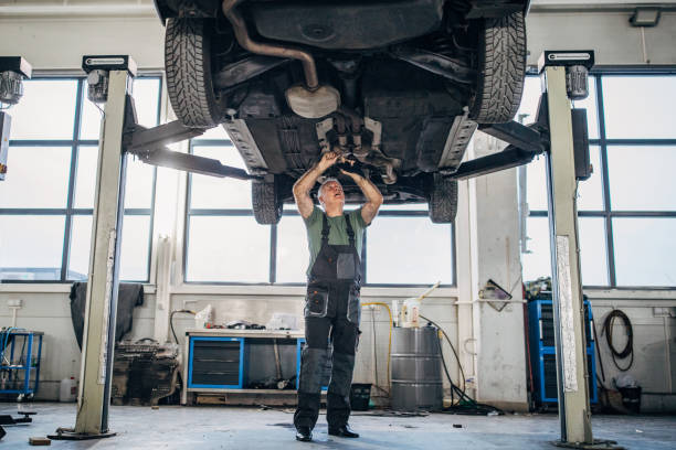 自動車修理工場で車両に取り組んでいる成熟した男 - mechanic auto mechanic wrench auto repair shop ストックフォトと画像